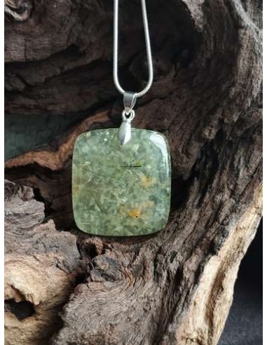 Pendentif en Préhnite à inclusions d'épidote