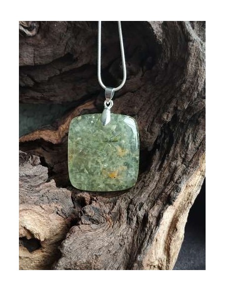 Pendentif en Préhnite à inclusions d'épidote