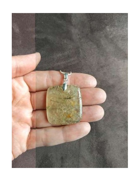 Prénithe à inclusion d'épidot forme carrée par La Bijouterie Minérale