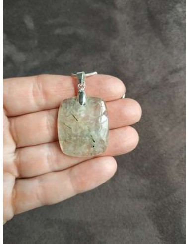 pendentif carré sur bélière acier en Prénithe à inclusion d'épidote