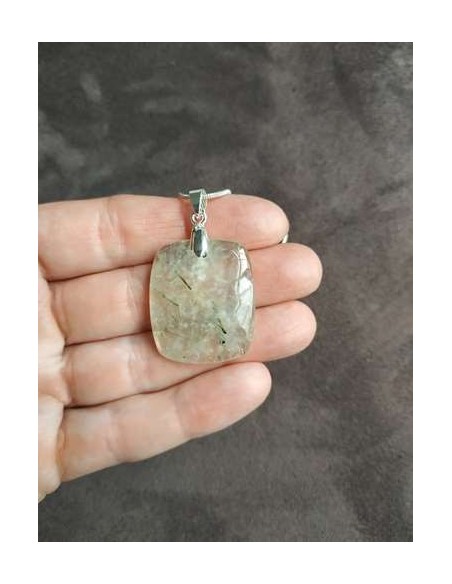 pendentif carré sur bélière acier en Prénithe à inclusion d'épidote