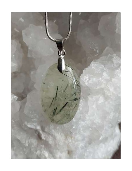 inclusion d'épidote dans prehnite en pendentif