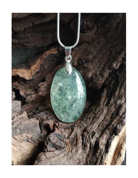 Pendentif en Préhnite à inclusions d'épidote