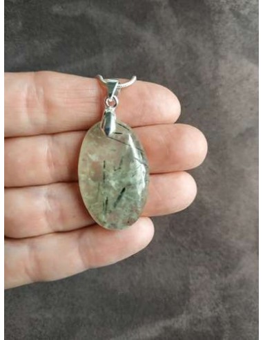 pendentif oval de Préhnite avec inclusion d'épidote