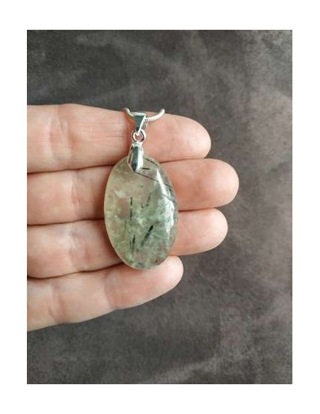 pendentif oval de Préhnite avec inclusion d'épidote