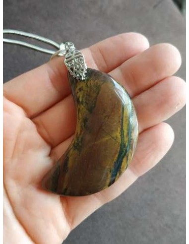 Pendentif oeil de fer en forme de lune par La Bijouterie Minérale