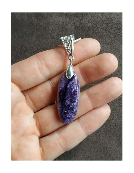 Pendentif en charoïte forme ovale allongée de La Bijouterie Minerale
