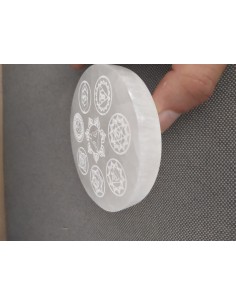 Plateau en sélénite massive avec les 7 chakras diamètre 10 cm par La Bijouterie Minérale 2