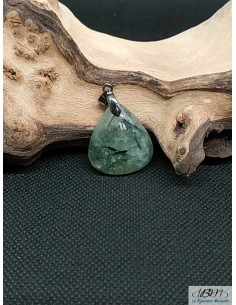 Pendentif en Préhnite forme triangulaire de 22*27 mm
Bélière en métal argentée par La Bijouterie Minérale
Pièce unique 2