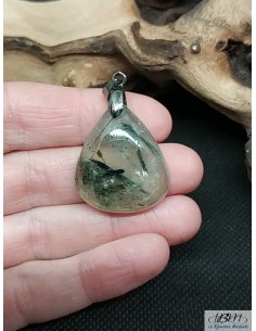 Pendentif en Préhnite forme triangulaire de 22*27 mm
Bélière en métal argentée par La Bijouterie Minérale
Pièce unique