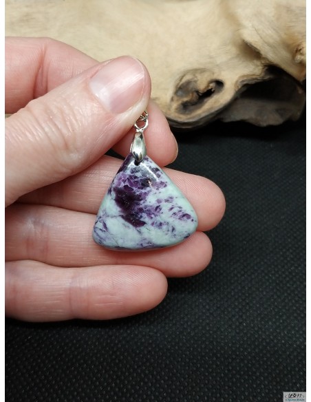 Pendentif en kämmerérite par La Bijouterie Minérale