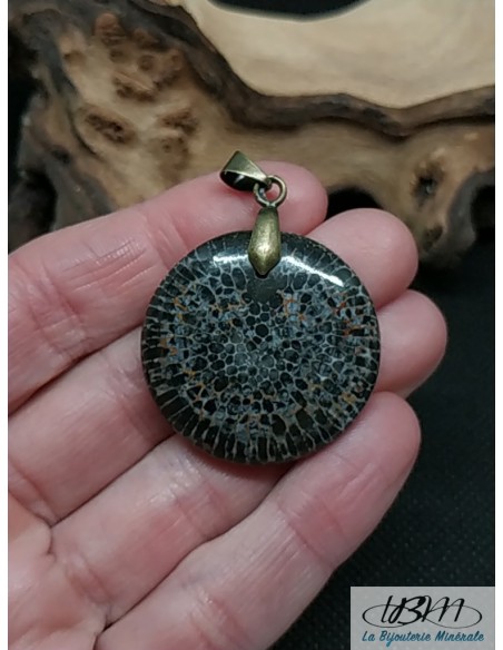 Pendentif forme ronde de corail fossile gris par La Bijouterie Minérale