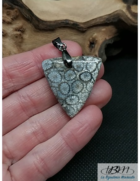 Pendentif en Corail fossile gris de 28.3 * 29.5 mm de la bijouterie minérale