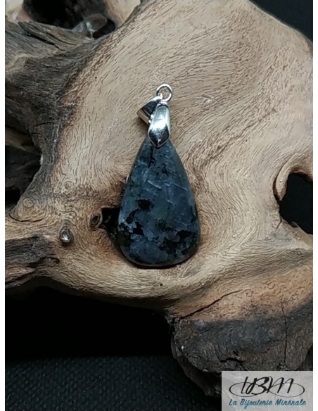 Pendentif en Larvikite de 29.6*17.5 mm en forme de goutte d'eau de La Bijouterie Minerale