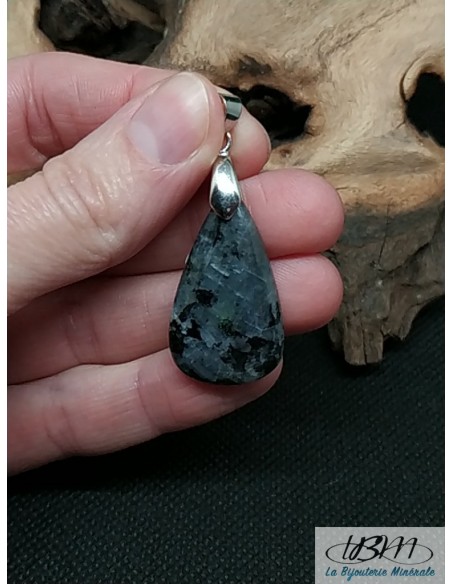 Pendentif en Larvikite de 29.6*17.5 mm en forme de goutte d'eau par La Bijouterie Minerale