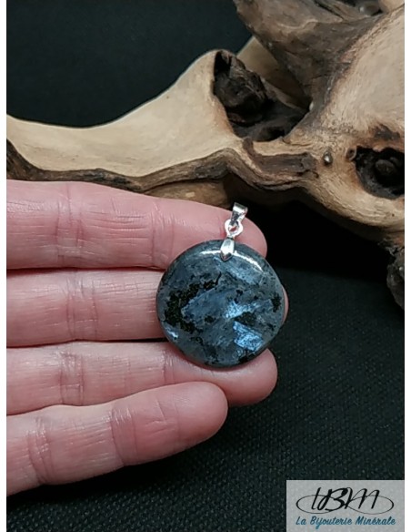 Pendentif en Larvikite de forme ronde de 25.7 mm de La Bijouterie Minerale