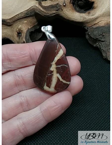Pendentif en Jaspe noix de coco de 37.9* 24.6 mm forme goutte d'eau par La Bijouterie Minerale