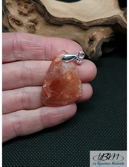 Pendentif en Sunstone (Héliolite ou Pierre de soleil) de 34.1* 26.1mm de forme triangulaire par La Bijouterie Minerale