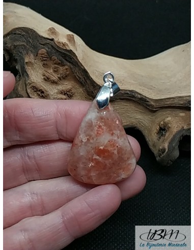 Pendentif en Sunstone (Héliolite ou Pierre de soleil) de 32 mm de forme  ronde créé par La Bijouterie Minérale et pour vous.