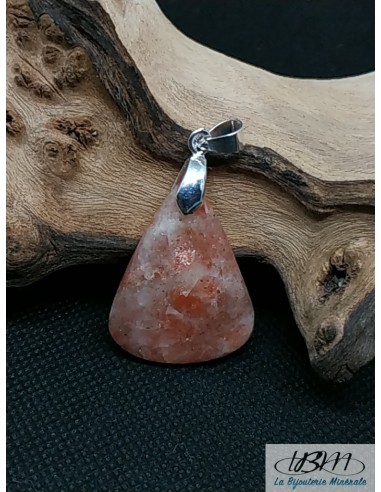Pendentif en Sunstone (Héliolite ou Pierre de soleil) de 32.6 * 25.1 mm de forme triangulaire par La Bijouterie Minerale