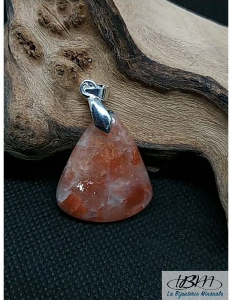 Pendentif en Sunstone (Héliolite ou Pierre de soleil) de 28.5 * 24.4 mm de forme triangulaire par La Bijouterie Minerale