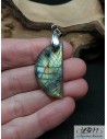 Pendentif en Labradorite de 31.4*16.3 mm gravée de La Bijouterie Minérale