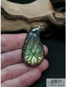Pendentif en Labradorite de 38.4 * 23.1 mm gravée forme goutte d'eau par La Bijouterie Minerale