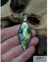 Pendentif en Labradorite de 48.3 * 16.3 mm forme losange de La Bijouterie Minerale