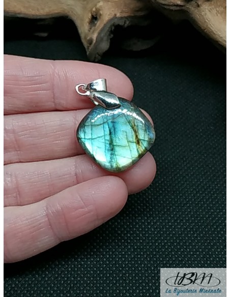 Pendentif en Labradorite de 21.3 * 21.9 mm de La Bijouterie Minerale