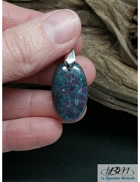Pendentif en Cyanite-Rubis de 24.2 * 14.6 mm de forme ovale de La Bijouterie Minerale