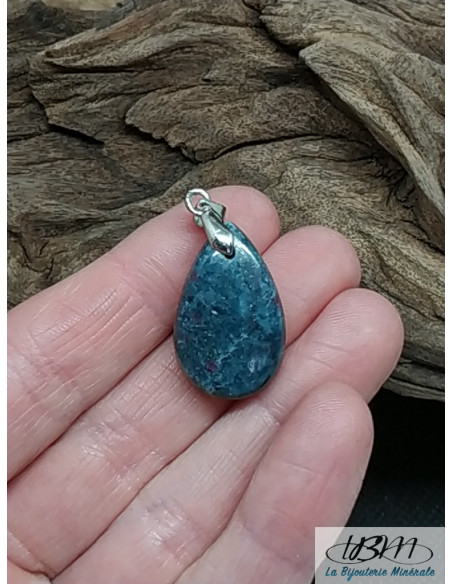 Pendentif en Cyanite-Rubis de 24 * 15.1 mm de forme goutte d'eau par La Bijouterie Minérale