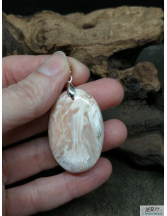 Pendentif en Scolécite de 37.1 * 24.5 mm de forme ovale de La Bijouterie Minerale