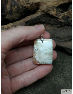 Pendentif en Scolécite de 21.5 * 28.1 mm de forme rectangulaire par La Bijouterie Minerale