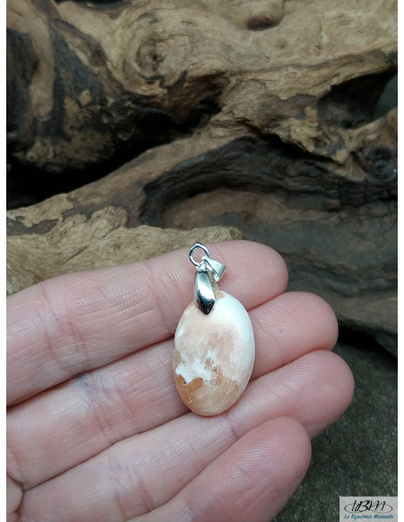 Pendentif en Scolécite de 13.5 *21 mm de forme ovale de La Bijouterie Minérale