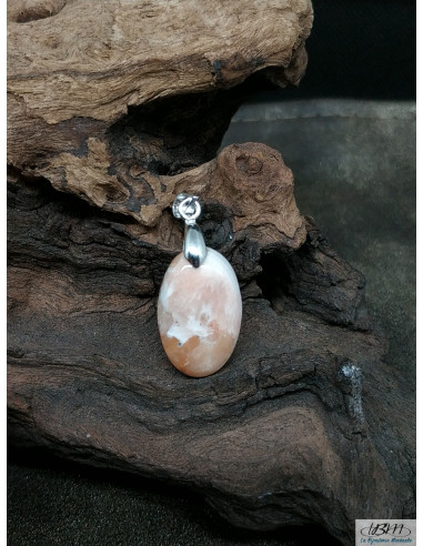 Pendentif en Scolécite de 13.5 *21 mm de forme ovale de La Bijouterie Minérale