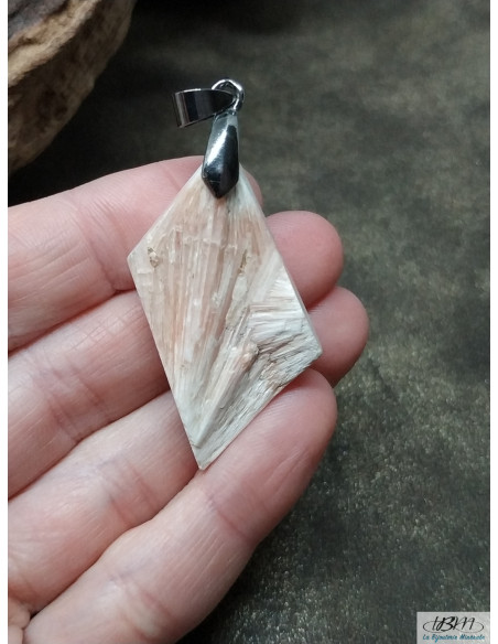 Pendentif en Scolécite de 41.1*26.4 mm finition druze de forme losange de La Bijouterie Minérale