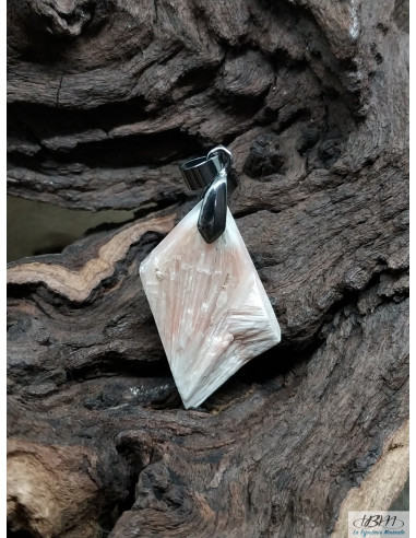 Pendentif en Scolécite de 41.1*26.4 mm finition druze de forme losange de La Bijouterie Minérale