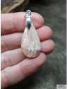 Pendentif en Scolécite de 28 * 15.9 mm finition druze en forme de goutte d'eau de La Bijouterie Minérale