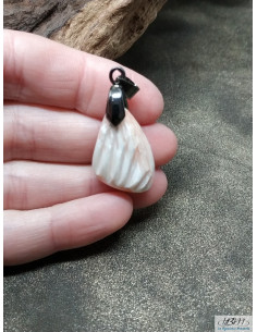 Pendentif en Scolécite de 24.5 * 15.6 mm finition druze de La Bijouterie Minerale