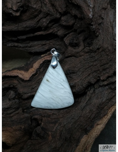 Pendentif en Scolécite de 37.9 * 26.8 mm forme triangulaire