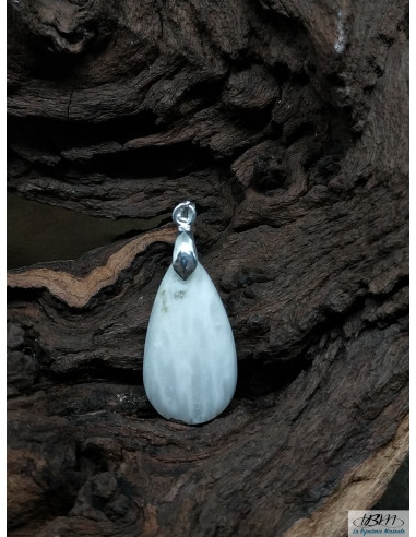 Pendentif en Scolécite de 31.1 * 16.9 mm forme goutte d'eau de La Bijouterie Minérale