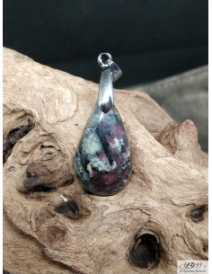 Pendentif en kämmerérite naturelle forme goutte d'eau de 30.4 * 17.6 mm de La Bijouterie Minérale 2