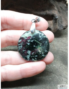 Pendentif en kämmerérite naturelle forme ronde de 29 mm de La Bijouterie Minérale