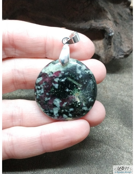 Pendentif en kämmerérite naturelle forme ronde de 29 mm de La Bijouterie Minérale