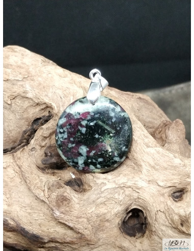Pendentif en kämmerérite naturelle forme ronde de 29 mm par La Bijouterie Minérale