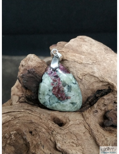 Pendentif en kämmerérite naturelle de 30.5 * 17.6 mm par La Bijouterie Minérale