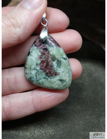 Pendentif en kämmerérite naturelle de 30.5 * 17.6 mm par La Bijouterie Minérale