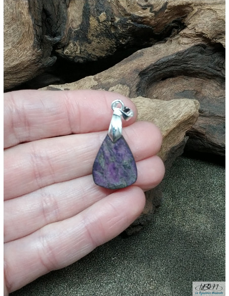 Pendentif en Purpurite de forme triangulaire de 20.4 * 14.6 mm rendu druze (non poli) par La Bijouterie Minérale