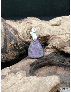 Pendentif en Purpurite de forme triangulaire de 20.4 * 14.6 mm rendu druze (non poli) par La Bijouterie Minérale 2