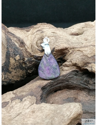 Pendentif en Purpurite de forme triangulaire de 20.4 * 14.6 mm rendu druze (non poli) par La Bijouterie Minérale